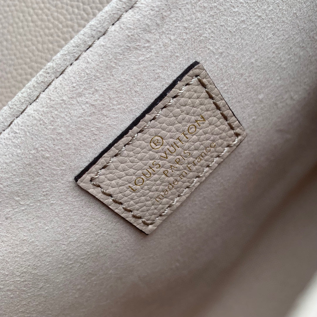 Elegant Blush Pink Crossbody Handbag with Gold Chain Strap and Gold-Tone Logo Clasp