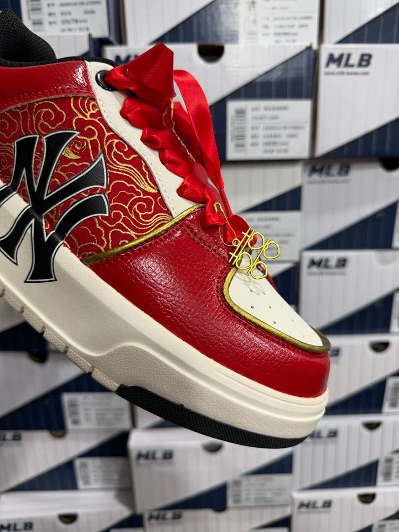 MLB New York Yankees Chunky Liner Red Gold Oriental Pattern Pearl Charm Sneakers 3ASXCA12N