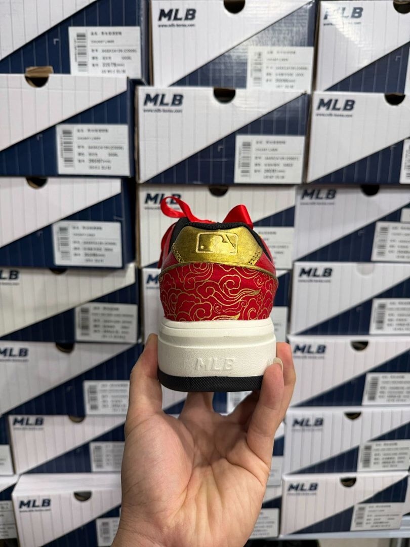 MLB New York Yankees Chunky Liner Red Gold Oriental Pattern Pearl Charm Sneakers 3ASXCA12N
