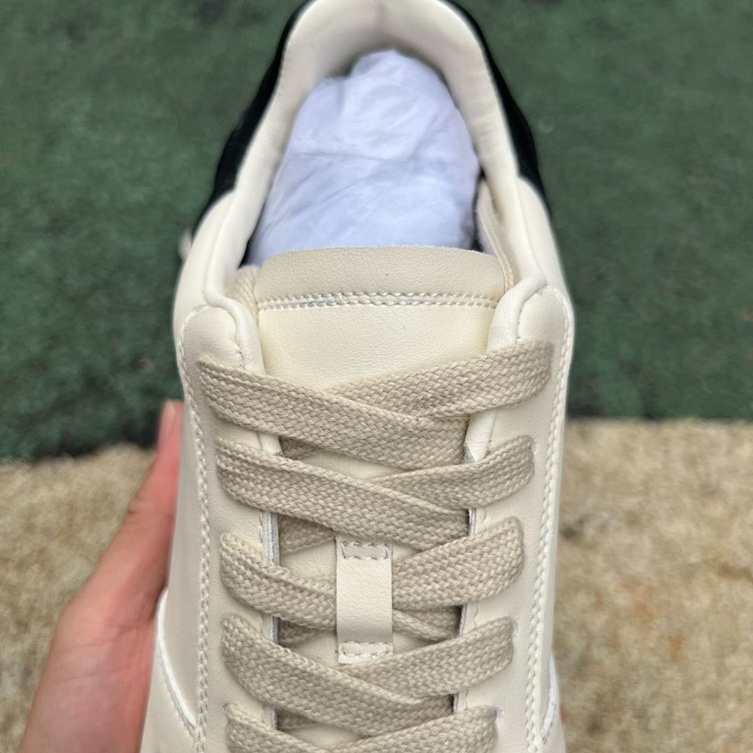 Unisex Cream Casual Low-Top Sneakers with Black Side Stripe