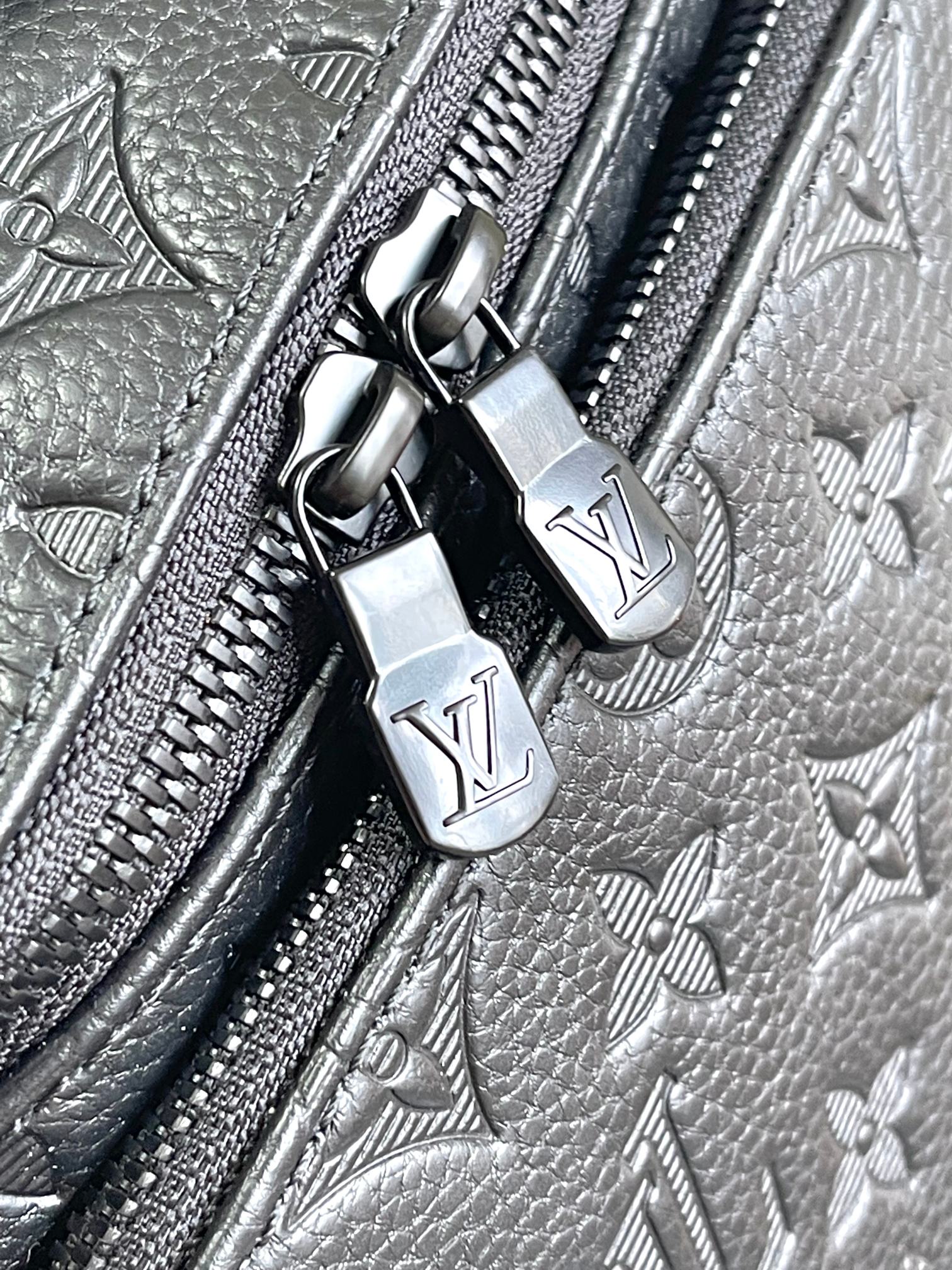 Louis Vuitton Discovery Bumbag PM Monogram Shadow Leather - Black