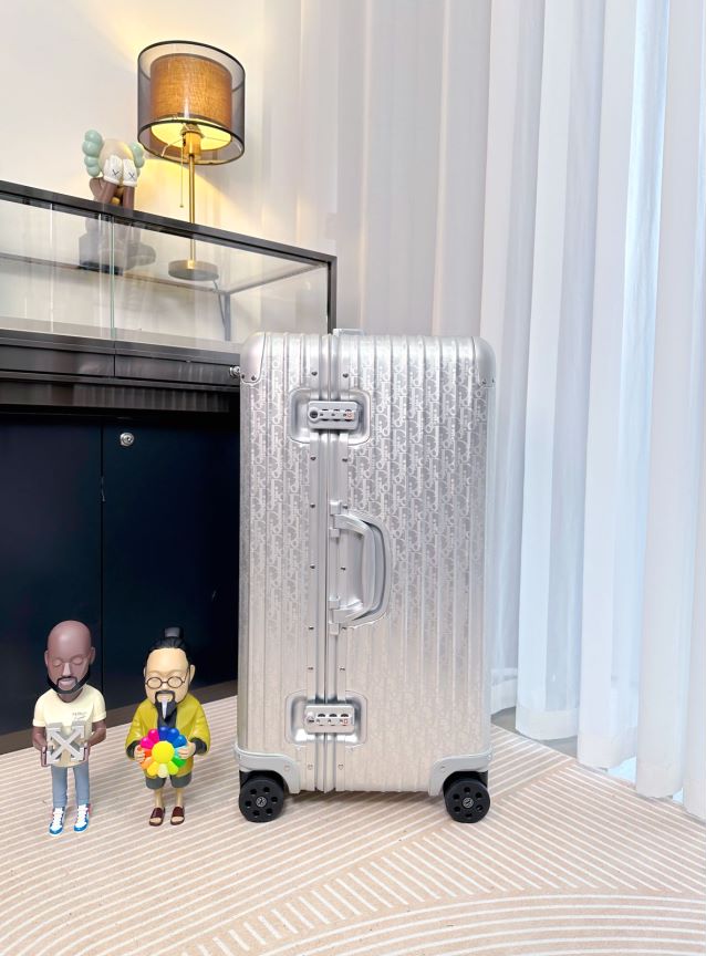 Modern Silver Hardshell Spinner Luggage with Ribbed Texture