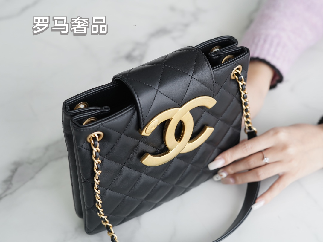 Chanel Quilted Leather Shoulder Bag with Gold-Tone CC Logo - Black